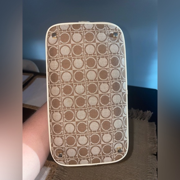 Authentic Salvatore Ferragamo shoulder bag - Picture 2 of 6